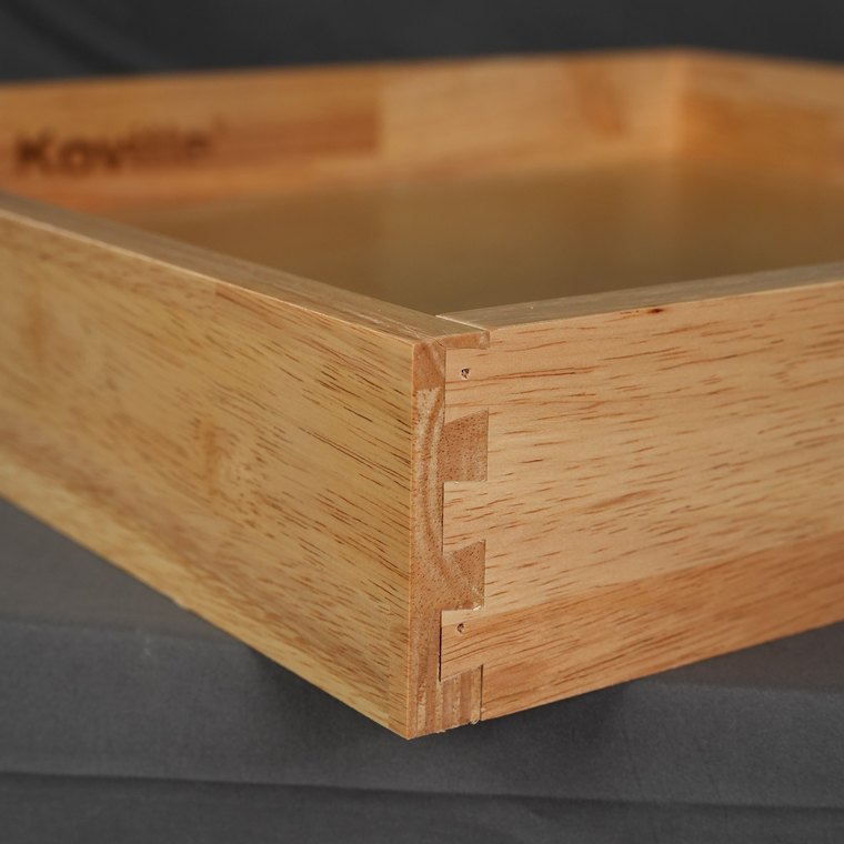 Dovetail joinery at the drawer box corner