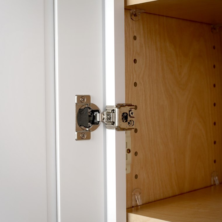 Six-way adjustable soft-closing concealed hinge